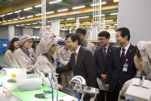 국무 총리 참석한 ‘임금 체계 개편 우수기업 현장 간담회’, 한국몰렉스에서 열려