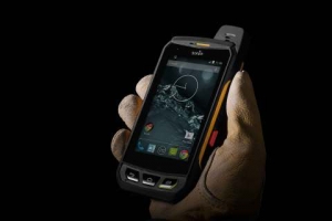 소님의 울트라 러기드 스마트폰은 극한 환경에서 근무하는 사용자들을 위해 특별히 제작되었다.