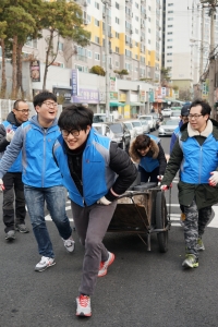 사회복무요원 나눔봉사동아리 행복한 동행이 주말인 지난 27일 대구 남구 남산동에 거주하는 