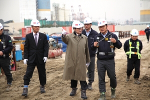 경남기업 이성희 대표이사(앞줄 왼쪽에서 두 번째)가 해양수산부 인천지방해양항만청에서 발주한
