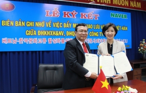MOU를 맺고 있는 베트남 호치민 인사대 보반센(Vo Van Sen) 총장(왼쪽)과 네이버