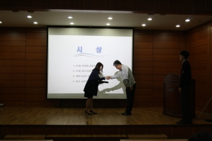(KEC 사내 시상행사에서 환경안전파트 류미화(좌) 사원이 대표하여 수상하고 있다. 시상자
