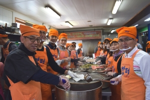 한국교직원공제회 임직원 45명이 다일공동체 밥퍼나눔운동본부를 찾아 무료급식봉사활동을 펼쳤다