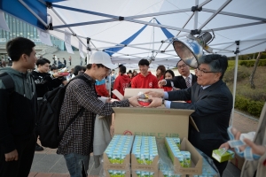 한림대 총학생회 주관 ‘시험 야식마차’에서 학생들에게 도시락을 나눠주고 있는 김중수 총장