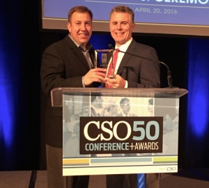 퀸타일즈 찰스 뉴베리(사진 오른쪽) 최고정보책임자가 CSO 50 상을 수상하고 있다.
