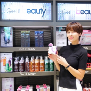 황정음, BRTC 모델로 첫 사인회 열어