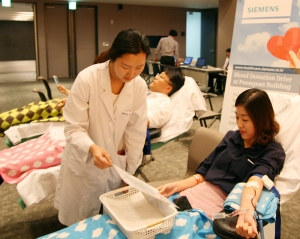 한국지멘스는 13일 서대문구 충정로 풍산빌딩에서 중앙대학교병원과 함께  생명사랑 헌혈행사를