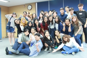 외국인 유학생과 한국 학생들의 문화 교류회의 모습이다