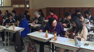 독거노인과 효문중학교 학생들이 함께 우크렐레를 배우고 있다