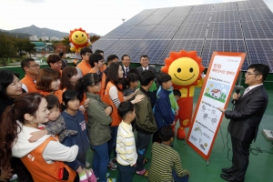 2015년 10월 대전 유성구 아동생활시설 천양원에서 태양광 발전설비를 설치한 후 한화임직