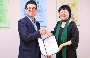 에이블세라미스트 차화숙 대표(오른쪽), 서울시립북부장애인종합복지관 손영호 관장(왼쪽)