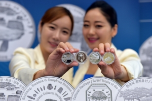 한국조폐공사는 14일 한국은행에서 한국의 문화유산 기념주화 포토세션 행사를 개최하고 실물을