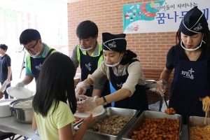 18일 가재울초등학교에서 열린 희망이음밥차 지역아동센터전국연합회 서울지부 체육대회 식사봉사