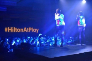 테간 앤 사라가 2016 힐튼 콘서트 시리즈의 일환으로 토론토에서 힐튼 H아너스 회원과 팬