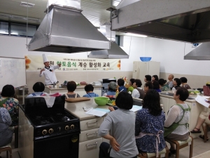 영천 향토음식 계승 활성화 교육이 교육생들의 적극적인 참여로 성공적으로 진행되고 있다