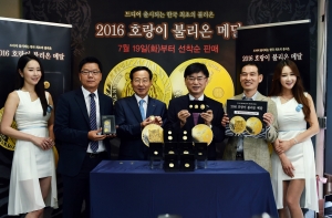 한국조폐공사는 19일 호랑이 불리온 메달 론칭 행사를 열고 본격적인 판매를 시작했다. (좌