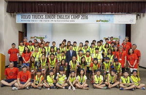 김영재 볼보트럭코리아 사장이 2016 볼보트럭 어린이 여름 영어 캠프에 참가한 어린이들과 