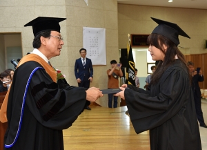 호원대학교 2015학년도 후기 학위수여식에서 졸업생에게 학위증을 수여하는 강희성 총장