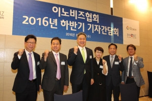 이규대 이노비즈협회 회장(왼쪽에서 세번째)을 비롯한 협회 임원들이 31일 서울 여의도 중기