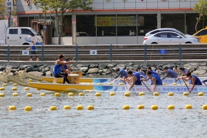 제1회 해양수산부 아시아드래곤보트대회에 참가한 선수들이 힘차게 패들링을 하고 있다