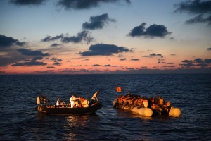 2016년 6월 23일 국경없는의사회의 구조팀이 지중해상에서 1139명을 구조했다, 사진 