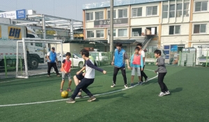 지역아동센터 아동들과 축구하는 사회복무요원