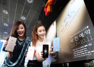 서울시 중구 을지로 SK텔레콤 T타워에서 홍보 모델들이 50만원대 수퍼 프리미엄 스마트폰 