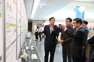 삼양그룹 김윤 회장이 R&D Fair에서 전시과제를 살펴보고 있다