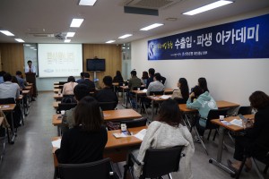 신한은행은 우수 수출입기업 고객의 실무자 680여명을 초청해 수출입 실무 관련 다양한 직무