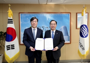 한국청소년상담복지개발원 권승 원장과 한국교원단체총연합회 하윤수회장이 업무협약을 맺고 있다