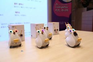 코딩&플레이가 국제유아교육전에 참가하여 SK텔레콤의 스마트로봇 알버트를 활용한 코딩교육 프