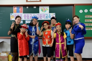 몽골 교사들이 한국 초등학교에서 수업하고 있다
