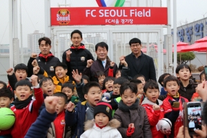 강동유소년스포츠센터가 FC서울 구단 초청 축구 클리닉을 개최했다