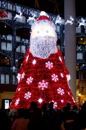 크리스마스를 맞아 롯데월드 어드벤처가 산타의 선물이라는 컨셉으로 다양한 탈거리와 즐길거리로