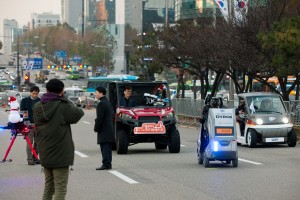 최양희 미래창조과학부 장관이 KAIST 휴보로봇이 운전하는 차량에 시승하고 있다