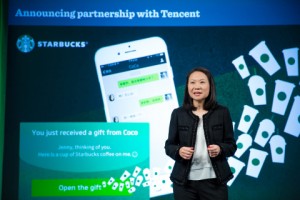 벨린다 웡 스타벅스 차이나 CEO가 중국 내에서 새로운 소셜 기프팅 경험과 추가 모바일 결제 옵션을 제공하기 위한 전략적 파트너십 체결을 발표하고 있다