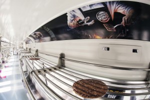 버거킹이 지하철 차내 선반을 활용해 대표 제품 와퍼의 특징을 표현한 서브웨이 그릴 셸프 옥