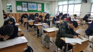 한국산업간호협회와 한국CS경영아카데미가 공동발급하는 감정노동관리사 자격시험이 2017년 들
