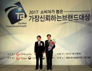 한국먼디파마 메디폼이 3년 연속 소비자가 가장 신뢰하는 브랜드 대상을 수상했다