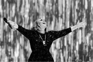 인스타그램에서 발표한 올해의 앨범과 올해의 노래에서 가장 많이 언급된 여성 디바 아델 (@