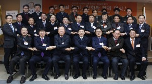 한화는 2월 10일 창원사업장에서 김연철 대표이사(사진 1,2 왼쪽에서 네번째)와 19개 우수 협력사 대표가 참석한 가운데 2017 동반성장협약식을 개최했다