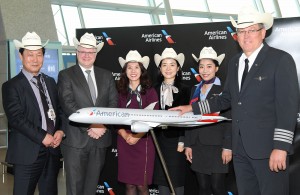 아메리칸 항공과 인천 국제공항 임원진들이 보잉 787-9 드림라이너 항공기 도입을 축하하는