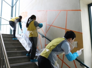 서울시립북부장애인종합복지관과 OCI 직원이 함께 벽화 봉사활동을 실시했다