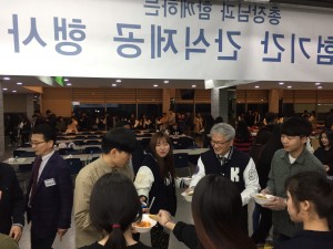 코리아텍 김기영 총장은 20일 오후 교내 학생식당에서 중간고사 시험을 보는 학생들을 위해 
