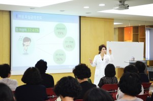 강동미즈여성병원 박연이 대표원장이 여성요실금에 대해 강연하고 있다
