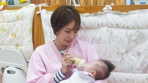 배우 김정은이 어린이날 대한사회복지회 영아일시보호소를 방문해 자원봉사하고 후원금을 전달했다