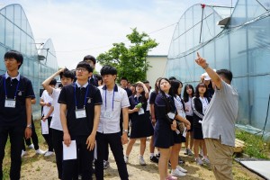농정원이 23일 대전유성생명과학고등학교 학생들과 함께 스마트 팜 현장 체험행사를 개최했다.
