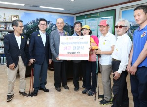 서울시립북부장애인종합복지관이 행복나눔 기금 전달식을 진행하고 있다