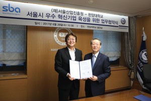 주형철 SBA 대표이사(왼쪽)와 이영무 한양대학교 총장이 서울시 우수 혁신기업 육성을 위한