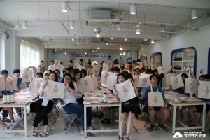 KT&G 장학재단 고교장학상상캠프 참여 학생들이 사랑의 에코백을 만 든후 단체 사진을 촬영